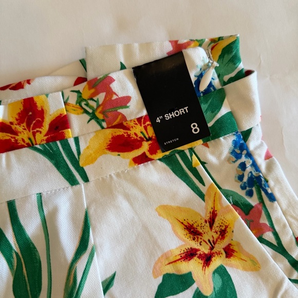 White Vinrant Floral Print Multicolor Women's Shorts - Picture 2 of 4